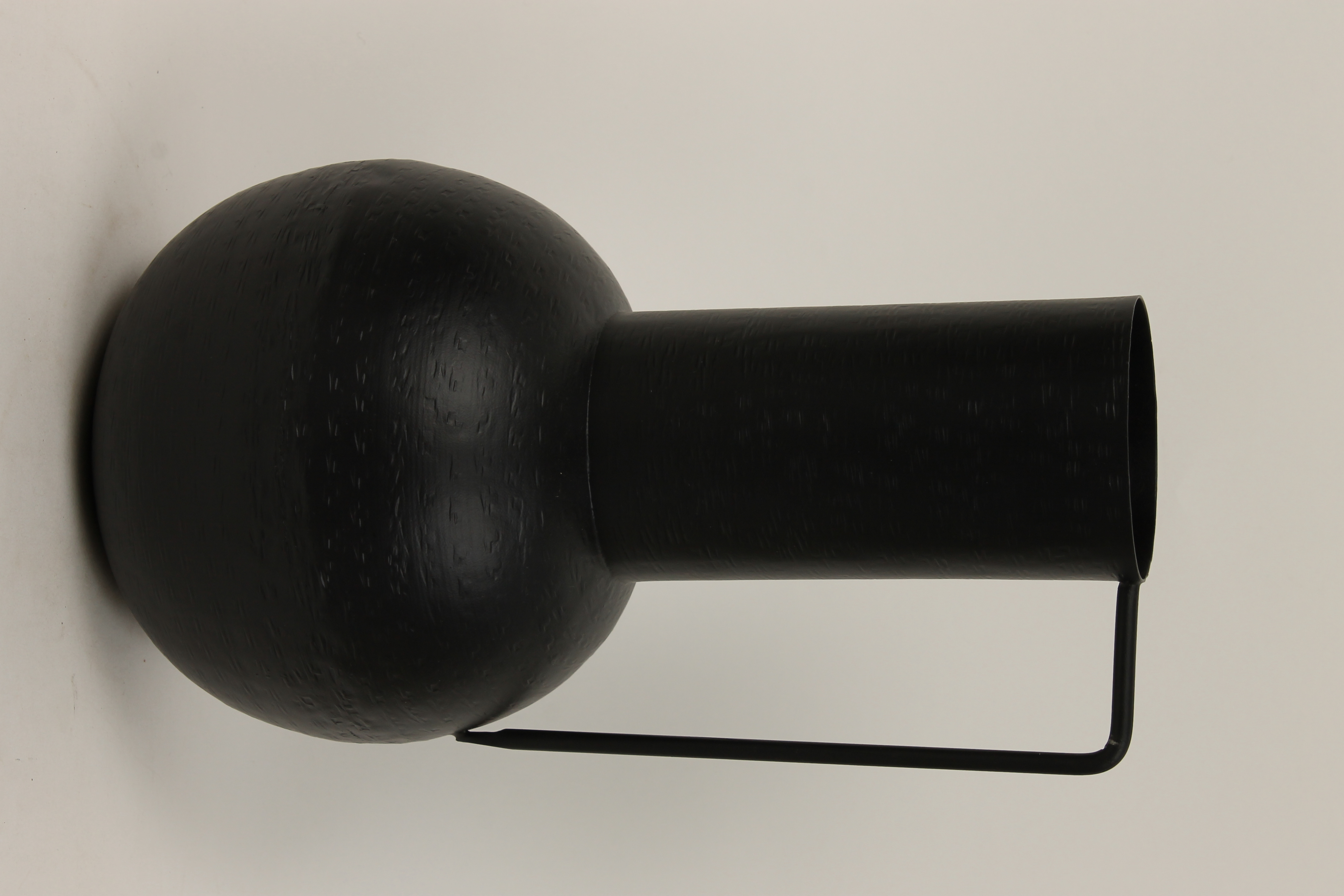 J iron grit hmd ball vase M black D17 H32			