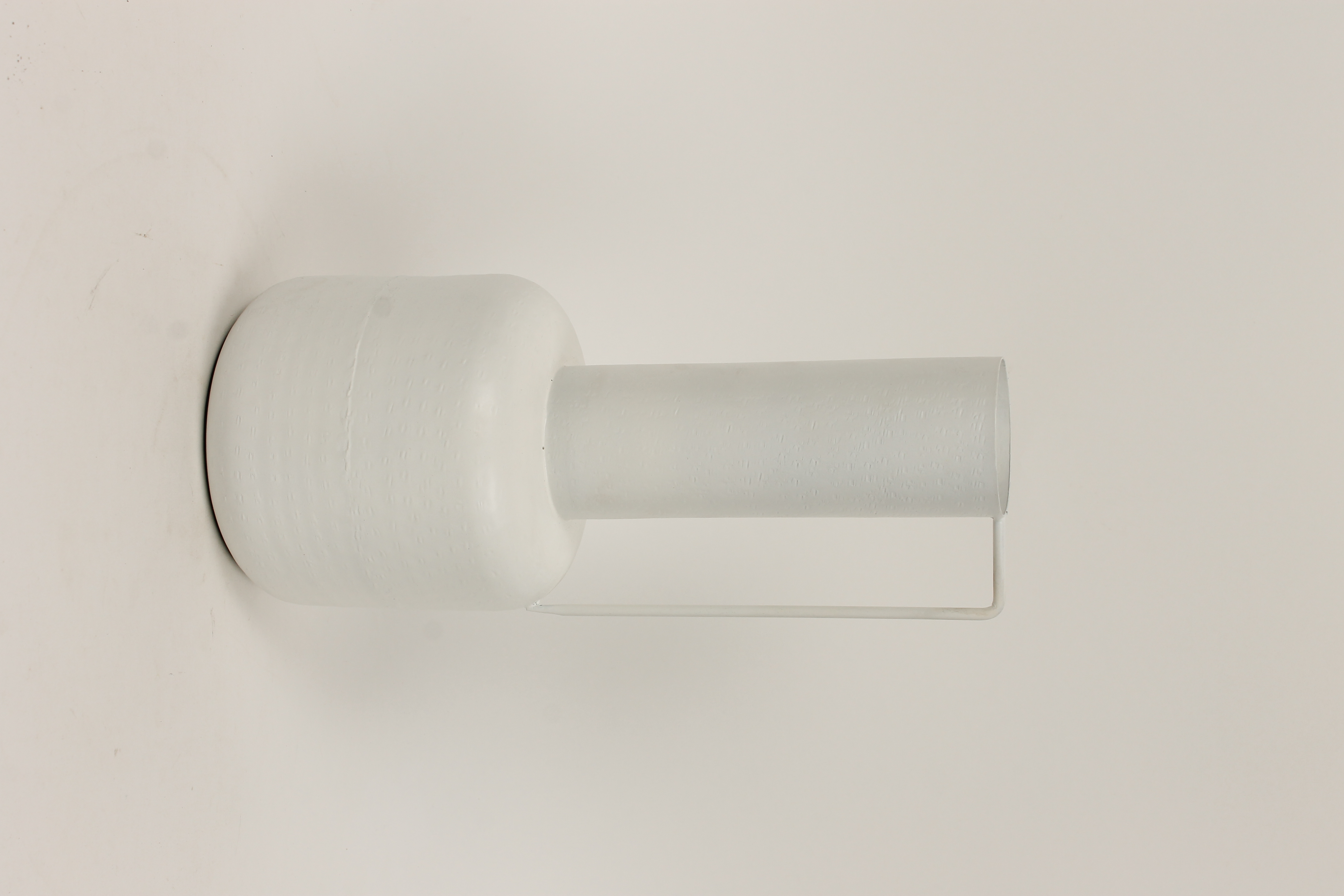 J iron grit hmd tall vase S white D13 h32			